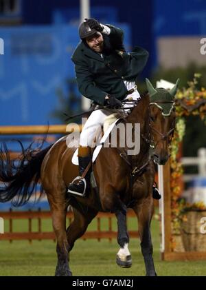 Cian O'Connor aus Irland feiert mit Waterford Crystal im Einzel-Springfinale im olympischen Reitsportzentrum bei Athen in Griechenland das Gold. Stockfoto