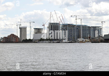 Bau der Wohnanlage Riverlight, direkt am Flussufer im Herzen der neuen Nine Elms am South Bank Viertel in der Nähe des Battersea Power Station im Südwesten Londons. Stockfoto