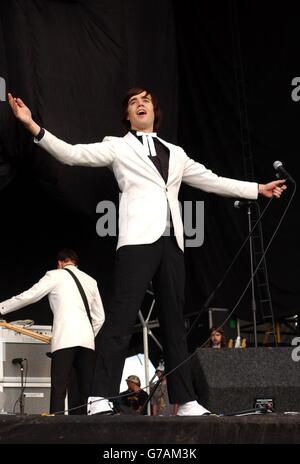 Die schwedische Band The Hives spielt live auf der Hauptbühne während des Carling Weekend: Reading Festival, in Reading. Das jährliche dreitägige Festival findet gleichzeitig in Reading und Leeds statt. Stockfoto