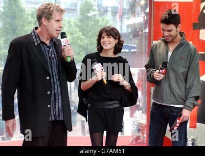 DIE US-Schauspieler Selma Blair und Ron Pearlman mit Moderator Dave Berry (rechts) während ihres Gastauftritts in der TRL - Total Request Live - Show von MTV in den neuen Studios am Leicester Square im Zentrum von London. Stockfoto