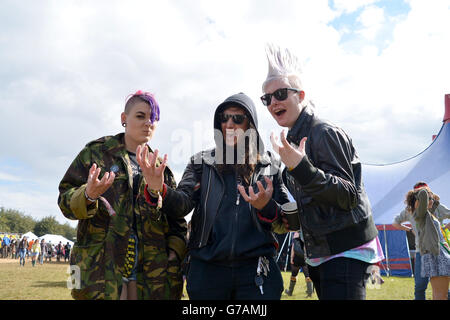 Festivalbesucher Mickey (Nachname nicht angegeben), richtig, mit Freunden am zweiten Tag des Leeds Festivals im Bramham Park, Leeds. Stockfoto