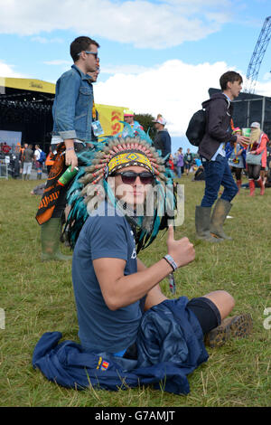 Der Festivalbesucher Brendan Trickett trägt am zweiten Tag des Leeds Festivals im Bramham Park, Leeds, ein indianisches Kopfkleid. Stockfoto