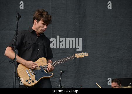 Jim Adkins von Jimmy Eat World tritt am zweiten Tag des Leeds Festivals im Bramham Park, Leeds auf. Stockfoto