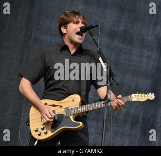 Jim Adkins von Jimmy Eat World tritt am zweiten Tag des Leeds Festivals im Bramham Park, Leeds auf. Stockfoto