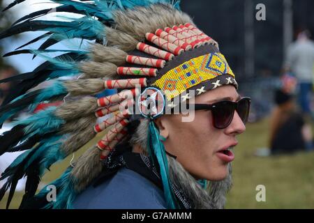 Der Festivalbesucher Brendan Trickett trägt am zweiten Tag des Leeds Festivals im Bramham Park, Leeds, ein indianisches Kopfkleid. Stockfoto