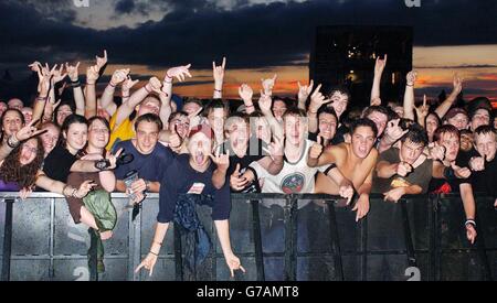 Fans beobachten die Nachkommen live auf der Hauptbühne beim Carling Weekend: Reading Festival in Reading. Stockfoto