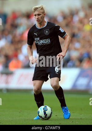 Ben Mee von Burnley während des Spiels der Barclays Premier League im Liberty Stadium, Swansea. DRÜCKEN Sie VERBANDSFOTO. Bilddatum: Samstag, 23. August 2014. Siehe PA Geschichte FUSSBALL Swansea. Bildnachweis sollte lauten: Nick Potts/PA Wire. Stockfoto