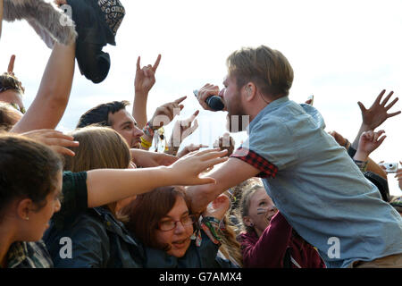Roughton Reynolds von Enter Shikari tritt am zweiten Tag des Leeds Festivals im Bramham Park, Leeds, auf. Stockfoto