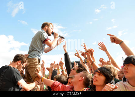 Roughton Reynolds von Enter Shikari tritt am zweiten Tag des Leeds Festivals im Bramham Park, Leeds, auf. Stockfoto