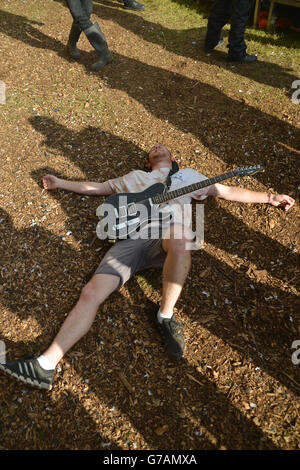 Liam Clewlow von Enter Shikari liegt am zweiten Tag des Leeds Festivals im Bramham Park, Leeds, in der Box neben den Fans. Stockfoto