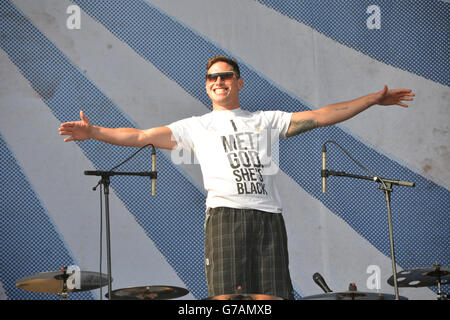 Rob Rolfe von Enter Shikari tritt am zweiten Tag des Leeds Festivals im Bramham Park, Leeds, auf. Stockfoto