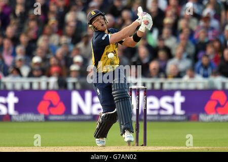 Cricket - NatWest T20 Blast Finals Day - Finale - Lancashire Lightning gegen Birmingham Bears - Edgbaston. Laurie Evans von Birmingham Bears nimmt beim NatWest T20 Blast Final in Edgbaston, Birmingham, einen Ball in den Bauch. Stockfoto