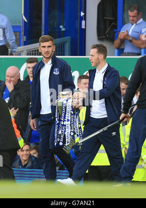 Everton unter 18 Jahren marschieren in der Halbzeit während des Barclays Premier League-Spiels im Goodison Park, Liverpool, ihre Trophäe ein. DRÜCKEN Sie VERBANDSFOTO. Bilddatum: Samstag, 23. August 2014. Siehe PA Geschichte FUSSBALL Everton. Bildnachweis sollte lauten: Peter Byrne/PA Wire. Stockfoto