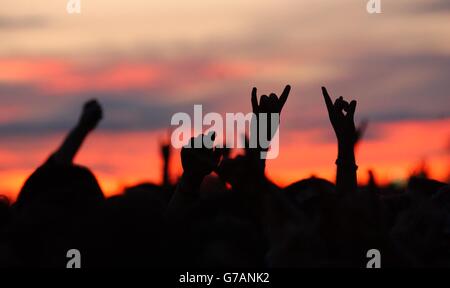 Fans beobachten die Nachkommen live auf der Hauptbühne während des Carling Weekend: Reading Festivals. Das jährliche dreitägige Festival findet gleichzeitig in Reading und Leeds statt. Stockfoto