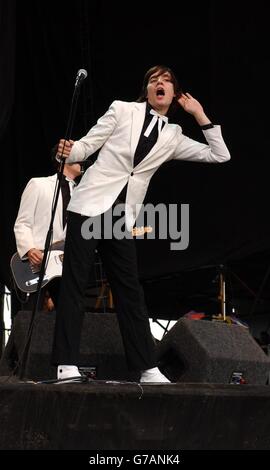 Howlin' Pelle Almquist von der schwedischen Band The Hives treten live auf der Hauptbühne während des Carling Weekend: Reading Festival in Reading auf. Das jährliche dreitägige Festival findet gleichzeitig in Reading und Leeds statt. Stockfoto