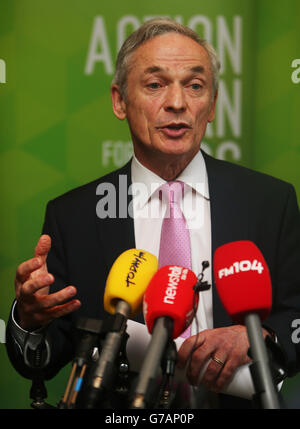 Minister für Arbeitsplätze, Unternehmen und Innovation, Richard Bruton, bei einer Pressekonferenz in seinem Ministerium in Dublin, um die neuesten offiziellen vierteljährlichen Beschäftigungszahlen der CSO zu diskutieren. Stockfoto