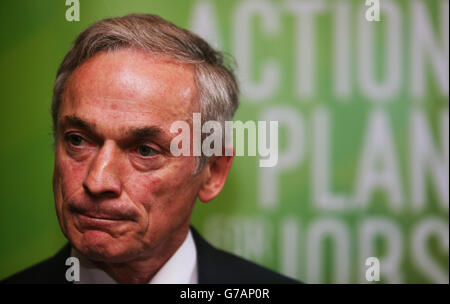 Minister für Arbeitsplätze, Unternehmen und Innovation, Richard Bruton, bei einer Pressekonferenz in seinem Ministerium in Dublin, um die neuesten offiziellen vierteljährlichen Beschäftigungszahlen der CSO zu diskutieren. Stockfoto