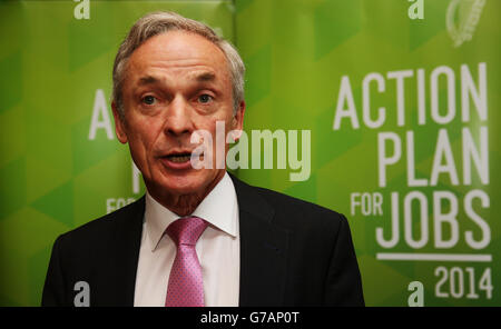 Minister für Arbeitsplätze, Unternehmen und Innovation, Richard Bruton, bei einer Pressekonferenz in seinem Ministerium in Dublin, um die neuesten offiziellen vierteljährlichen Beschäftigungszahlen der CSO zu diskutieren. Stockfoto