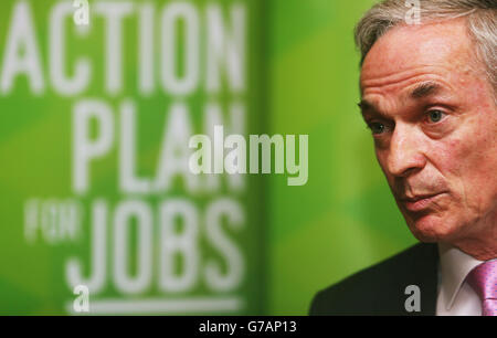 Minister für Arbeitsplätze, Unternehmen und Innovation, Richard Bruton, bei einer Pressekonferenz in seinem Ministerium in Dublin, um die neuesten offiziellen vierteljährlichen Beschäftigungszahlen der CSO zu diskutieren. Stockfoto