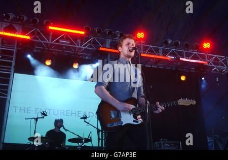 Carling Weekend 2004. Die Futureheads beim Carling Weekend: Reading Festival in Reading. Stockfoto