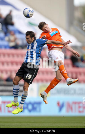 Don Cowie von Wigan Athletic und John Lundstram von Blackpool Stockfoto