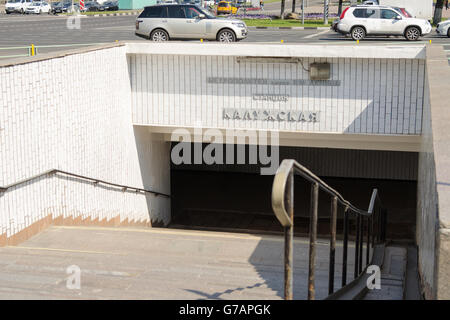 Moskau, Russland - 11. August 2015: Die Ausgabe von der u-Bahn Station der Moskauer Metro, die Kalugskaya Institute of Control S Stockfoto