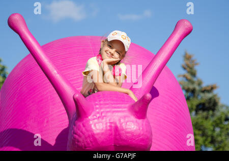 Moskau, 10. August 2015: Sechs-jährige Mädchen auf eine rosa Schnecke zeigen ENEA in Moskau Stockfoto