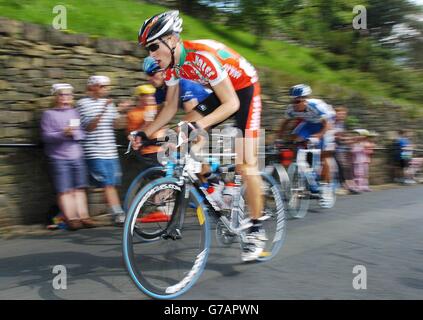 Stephen Roach vom Wales Team führt das Feld am Ramsbottom Rake in der Nähe von Accrington, Lancashire, an, der ersten großen Steigung des Tour of Britain Cycle-Rennens. Die erste Etappe beginnt und endet in Manchester und führt die Fahrer durch Blackpool. Stockfoto