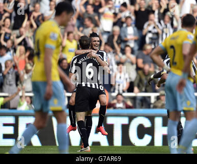 Remy Cabella aus Newcastle springt auf Torschütze Mike Williamson, als er sein Tor während des Spiels der Barclays Premier League im St James' Park, Newcastle, feiert. DRÜCKEN SIE VERBANDSFOTO. Bilddatum: Samstag, 30. August 2014. Siehe PA Geschichte FUSSBALL Newcastle. Bildnachweis sollte lauten: Owen Humphreys/PA Wire. Stockfoto