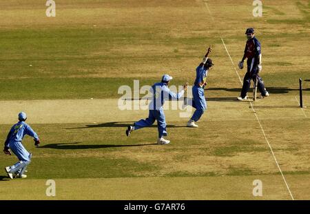 Der englische Kapitän Michael Vaughan sieht zu, wie der indische Raul Dravid die Feierlichkeiten nach der Entlassung von Paul Collingwood während des letzten NatWest Challenge-Spiels in Lords, London, anführt. Stockfoto