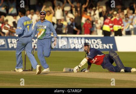 England Kapitän Michael Vaughan (rechts) schaut zu, wie das indische Team sein Wicket während des letzten NatWest Challenge Spiels in Lords, London feiert. Stockfoto