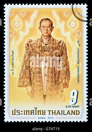 Eine Briefmarke von seiner Majestät König Bhumibol Adulyadej von Thailand feiert den 60. Jahrestag der Krönung. Stockfoto