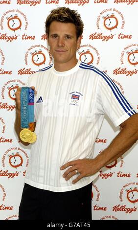 Der olympische Goldmedaillengewinner James Cracknell posiert für Fotografen mit seinen Medaillen aus Sydney und Athen, bevor er mit Kindern über die Vorteile eines gesunden Frühstücks in der John Lister Community School in West Ham, London, spricht. Die neueste Kellogg Forschung zeigt, dass 1 von 5 Kindern auf nüchternen Magen zur Schule gehen - trotz der Beweise, dass das Essen Frühstück die Konzentration verbessern, das Gedächtnis stärken und Stimmungen verbessern kann. Stockfoto