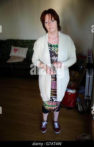 Missbrauch-Überlebende Kate Walmsley in ihrem Haus in Belfast hält sie Rosenkranze, die ihr auf Befehl der Schwester Corina aus St. Louis gegeben wurden. Stockfoto