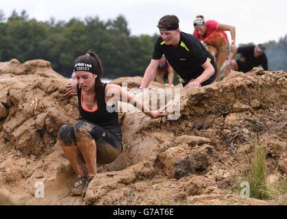 Die Teilnehmer nehmen am Spartan Sprint Event im Pippingford Park in East Sussex Teil. Stockfoto