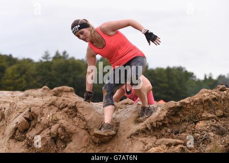 Die Teilnehmer nehmen am Spartan Sprint Event im Pippingford Park in East Sussex Teil. Stockfoto