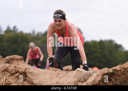 Die Teilnehmer nehmen am Spartan Sprint Event im Pippingford Park in East Sussex Teil. Stockfoto