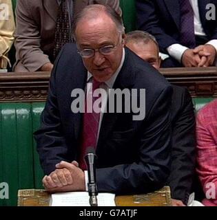 Der konservative Parteivorsitzende Michael Howard während der wöchentlichen Fragen des Premierministers im Unterhaus, London. Wir werden darauf hingewiesen, dass Videoaufnahmen nicht später als 48 Stunden nach der Ausstrahlung des Programms von Tageszeitungen verwendet werden dürfen, ohne dass der Urheberrechtsinhaber seine Zustimmung erteilt hat. ALLE FERNSEHER UND INTERNET-AUSGANG. Stockfoto