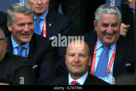 Fußball - UEFA Super Cup 2014 - Sevilla / Real Madrid - Cardiff City Stadium. David Gill, ehemaliger CEO von Manchester United, und James „Jim“ Boyce, Vizepräsident der FIFA. Stockfoto