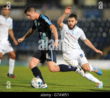 Die Wycombe Wanderers Stuart Lewis (links) und Josh McQuoid von Coventry City kämpfen während des Johnstone's Paint Trophy-Spiels im Adam Park, Wycombe, um den Ball. Stockfoto