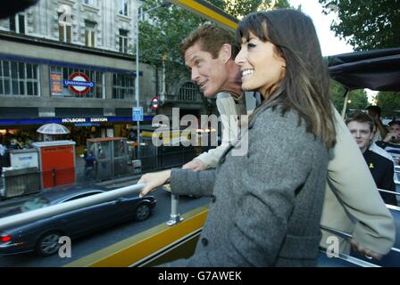 DER US-Schauspieler David Hasselhoff begleitet die Fernsehmoderatorin Claudia Winkleman in einem offenen Bus durch Holborn im Zentrum von London, nachdem er die Pre-Show-Party für bat Boy, das Musical, zur Unterstützung von Children in Need, verlassen hatte, um zur Eröffnungsnacht im Shaftesbury Theatre einzutreffen. Stockfoto