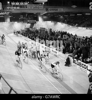 Eine allgemeine Ansicht als Angus Ogilvy (r) läutet eine Glocke, um das sechs-Tage-Radrennen von Skol International zu starten. Stockfoto