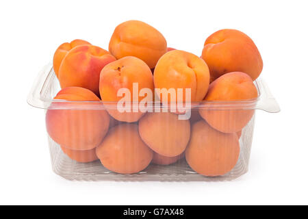 Box oder Körbchen frische reifer Bio Aprikosen isoliert auf weißem Hintergrund Stockfoto