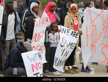 Migranten protestieren in Calais, Frankreich, um den Schutz der Menschenrechte zu fordern, sie haben angeblich Polizeibrutalität gegen sie, wobei einige behaupten, gebrochene Hände und Beine erlitten zu haben. Stockfoto