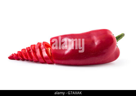 Einer in Scheiben geschnittenen frischen roten Paprika, isoliert auf weißem Hintergrund Stockfoto