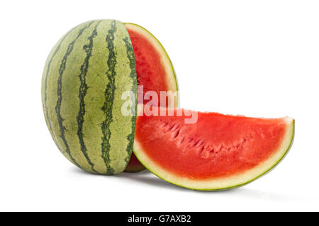 In Scheiben geschnitten süße reife Wassermelonen isoliert auf weißem Hintergrund Stockfoto