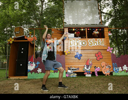 Testival 2014 - Tag Zwei. Ein Festivalbesucher, der vor dem Disco Shed im Beestival tanzt, im Robin Hill Adventure Park, Isle of Wight. Stockfoto