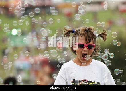 Testival 2014 - Tag Zwei. Ein junger Festivalbesucher umgab Seifenblasen beim Beestival, das im Robin Hill Adventure Park, Isle of Wight, stattfand. Stockfoto