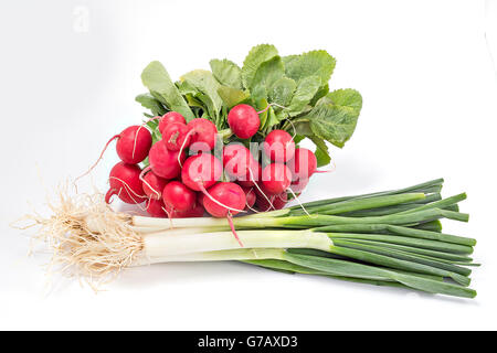 Haufen von kleinen Garten Radieschen, Frühlingszwiebeln und Bärlauch isoliert auf einem weißen Hintergrund. Stockfoto