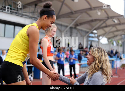 Sally Gunnell überreicht die Medaillen für den Girls High Jump bei den Sainsbury's 2014 School Games, Manchester Regional Arena, Manchester. Stockfoto